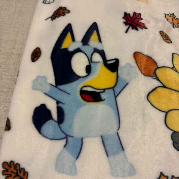 Bluey | NWT Bluey & Family Plush Fall Themed Throw Blanket - Picture 3 of 6